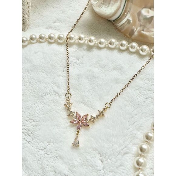 Gorgeous light pink flower Regency style cubic zirconia necklace  - Picture 1 of 8